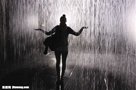 淋雨的人|下雨的时候，到底是跑着淋得雨多，还是走着淋得雨多？